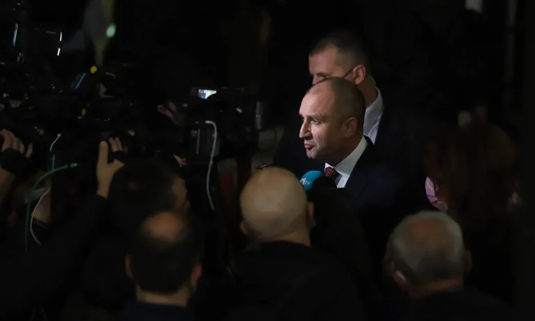 Журналисти издебнаха Радев в НДК, той: има страх от повдигане на розовата завеса - Tribune.bg