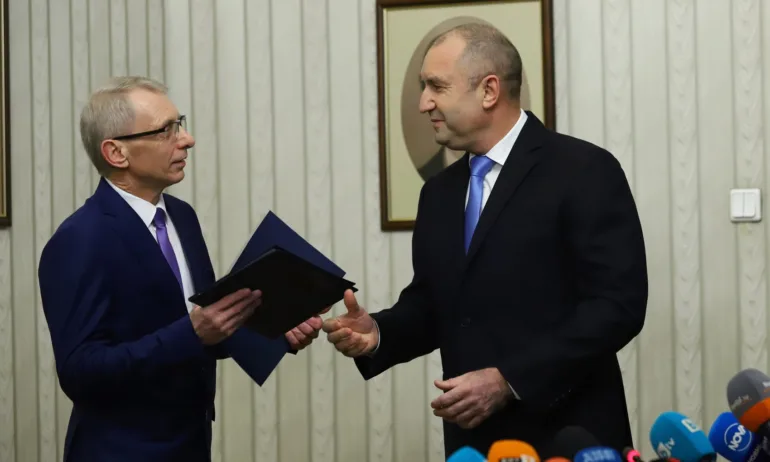 ПП връщат празна папка на Румен Радев - Tribune.bg