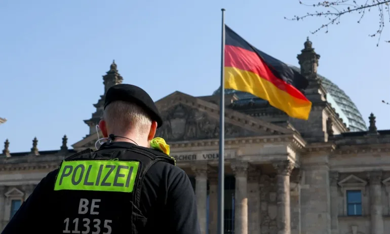 Билд: Българка е застреляна от полицаи, след като е нападнала хора с нож на площад в Германия - Tribune.bg