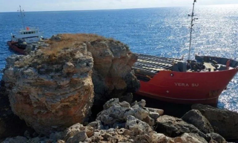 Разтоварват заседналия край Камен бряг кораб - Tribune.bg