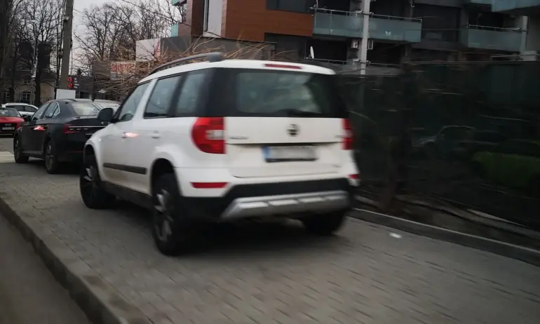 Пешеходци ли? Коли завзеха и скоро ще разбият чисто новите тротоари на бул. Черни връх - Tribune.bg