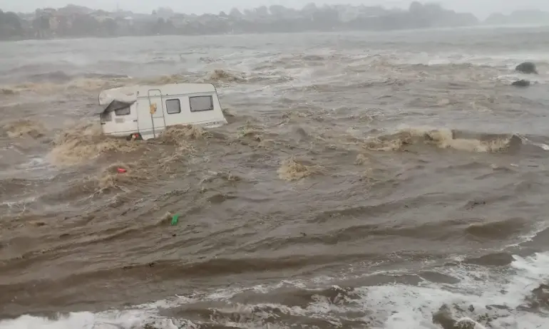 Кметът на Царево: Морето изхвърли тяло на мъж, издирват се две жени - Tribune.bg