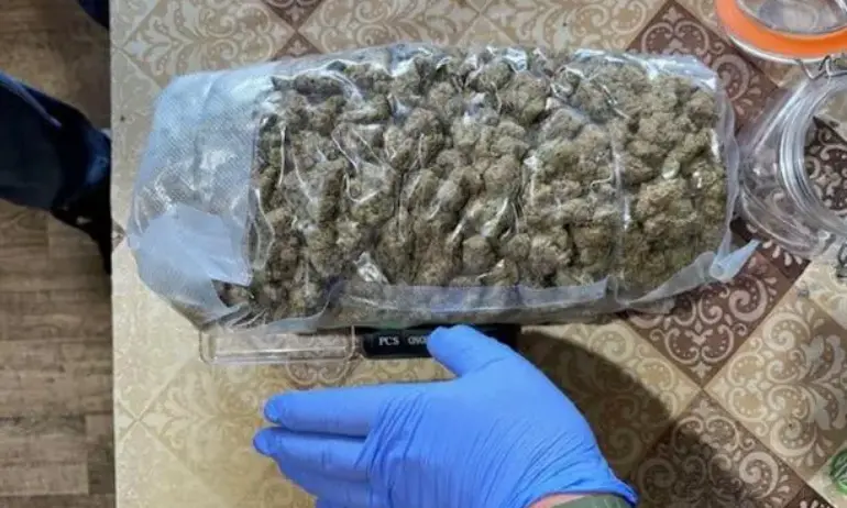 Задържаха мъж, продавал наркотици на работното си място в хранителен магазин - Tribune.bg