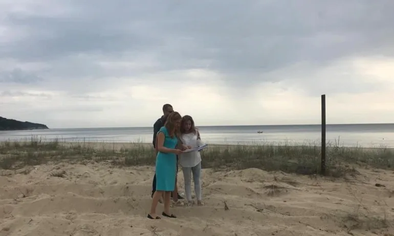 Министър Ангелкова на проверка: Разрушена дюна на плаж Камчия-север, сезираха прокуратурата - Tribune.bg