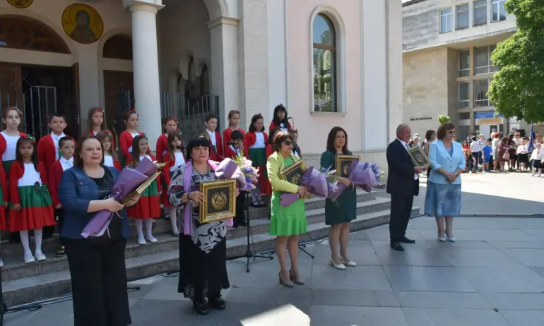 Ловеч отпразнува 24 май с градско тържество и отличия за педагози, ученици и културни дейци - Tribune.bg