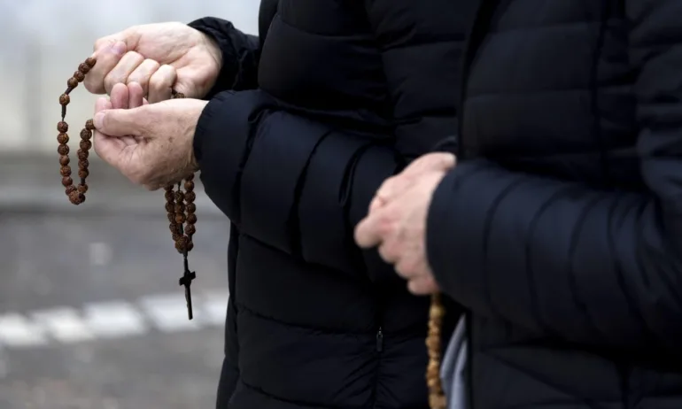 Светият престол помоли кардиналите да бъдат готови да пътуват до Рим - Tribune.bg