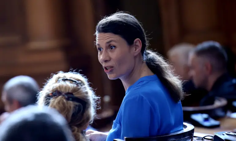 Белобрадова от ДБ пита: Мога ли като нормален човек да ида на работа с детето или не - Tribune.bg