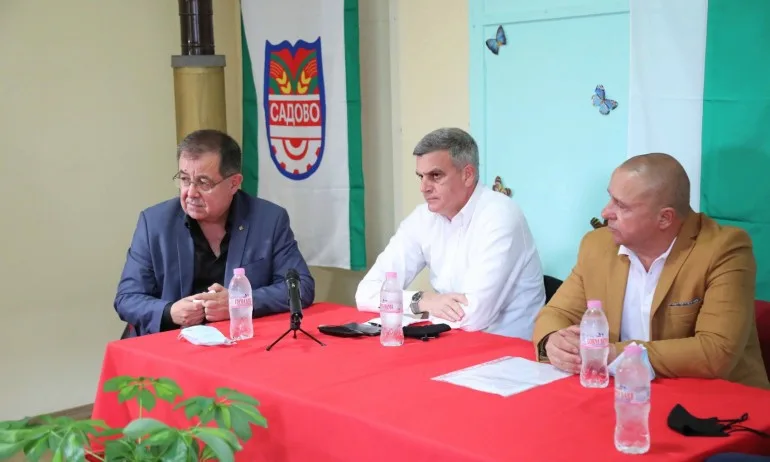 Стефан Янев в родното село, загатна за интересни развития в следващите дни - Tribune.bg