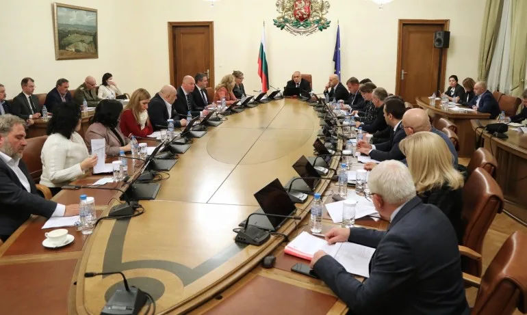 Борисов и министрите дават от заплатите си за социално слаби семейства - Tribune.bg