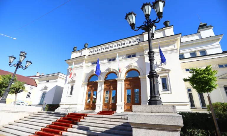 Доверието в парламента бележи историческо дъно, сочи докад - Tribune.bg