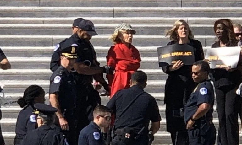 Арестуваха Джейн Фонда по време на организиран от нея протест (ВИДЕО) - Tribune.bg