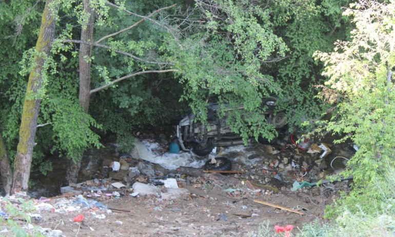 Кола падна в пропаст край Симитли, има загинал - Tribune.bg
