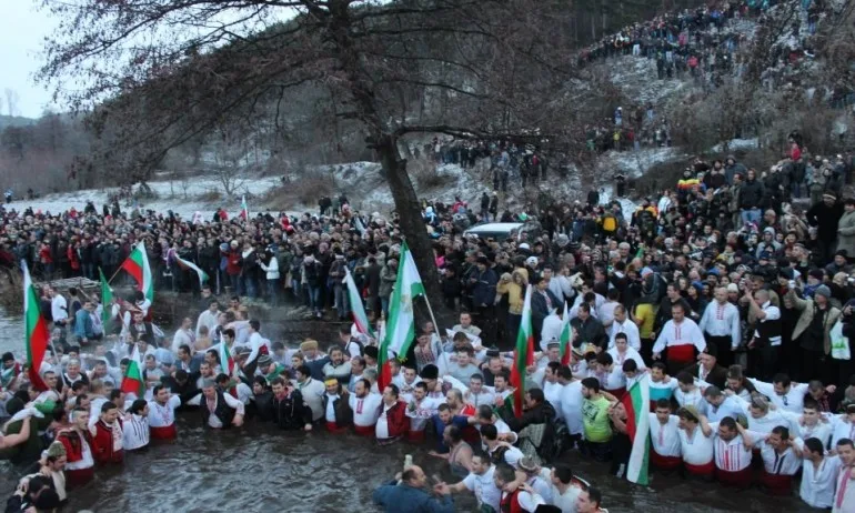Традицията повелява: Мъжко хоро в ледените води на Тунджа - Tribune.bg