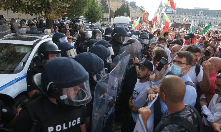 Великото въстание: Ябълки и яйца полетяха по жандармерията, има задържан - Tribune.bg