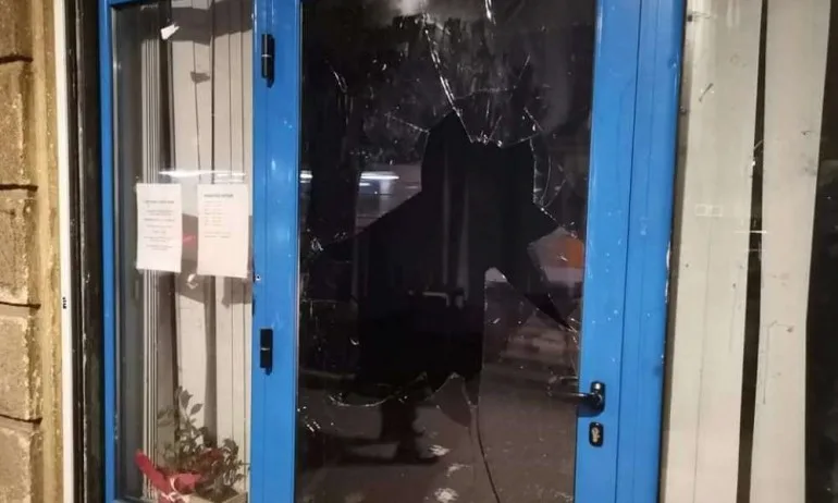 Мароканец и трима непълнолетни сред арестуваните след погрома над офис на ГЕРБ - Tribune.bg