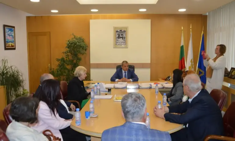 И без бюджет: кметът на Благоевград подписа Колективен трудов договор със синдикатите в образованието - Tribune.bg