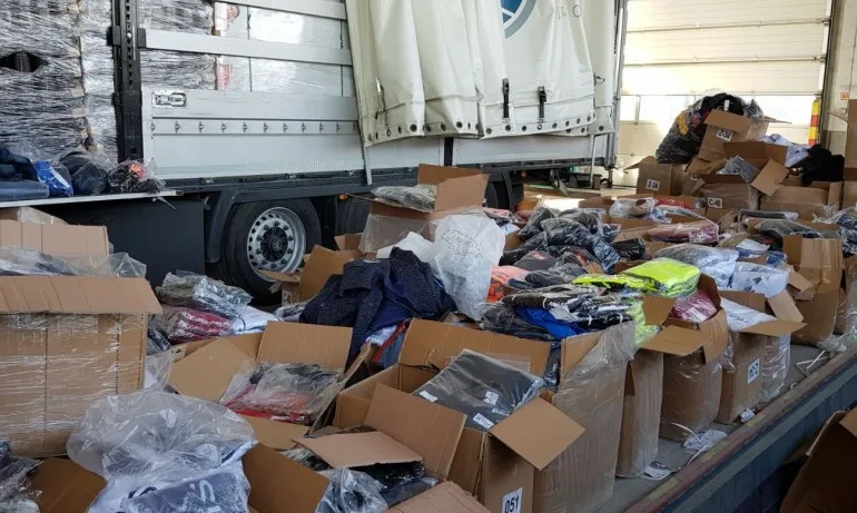 Митничари задържаха хиляди маркови дрехи на границата - Tribune.bg