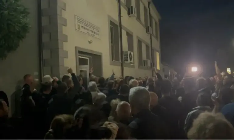 Проверяват дали убиецът от Нова Загора е имал полицейски чадър - Tribune.bg