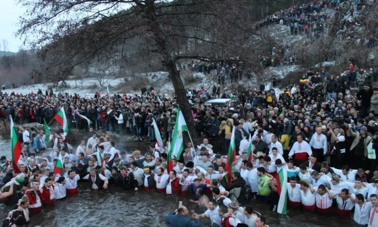 Глоба след мъжкото хоро в Калофер - Tribune.bg