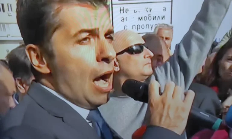 Кирил Петков в опит да яхне протеста на таксиметровите шофьори: С вас сме колеги! - Tribune.bg