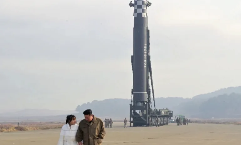 Ким Чен Ун наблюдавал с дъщеря си втория тест на чудовищната ракета - Tribune.bg
