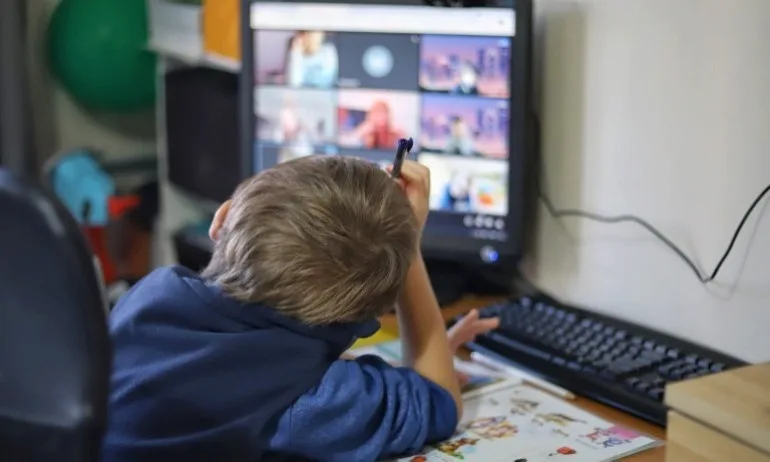 Предложение: Още 20 дни отпуск за непедагогическия персонал, останал без работа заради онлайн обучението - Tribune.bg