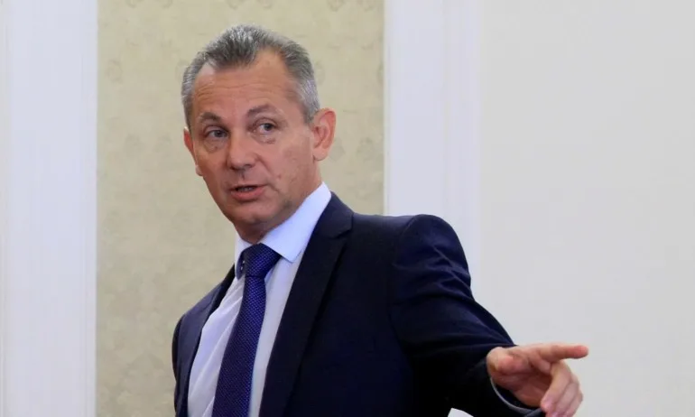 Бившият шеф на ДАНС е освободен без обвинение, чака се балистична експертиза кой е застрелял прасето - Tribune.bg