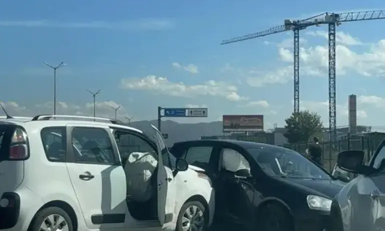 Катастрофа с две коли на Околовръстното на София. Има задръстване - (ВИДЕО) - Tribune.bg