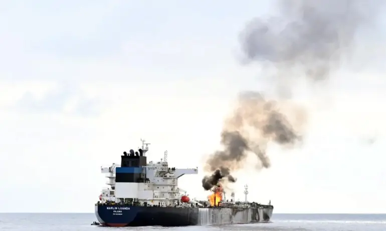 Потушиха пожара на петролния танкер Марлин Луанда, ударен от ракета на хутите - Tribune.bg