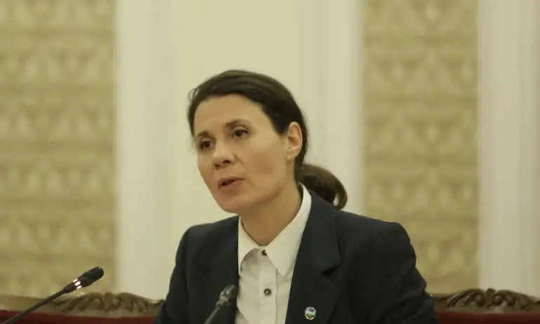 Белобрадова: Да си политик вече значи да си перманентно въоръжен, обиден, ужасен, разреван и готов да се обесиш - Tribune.bg