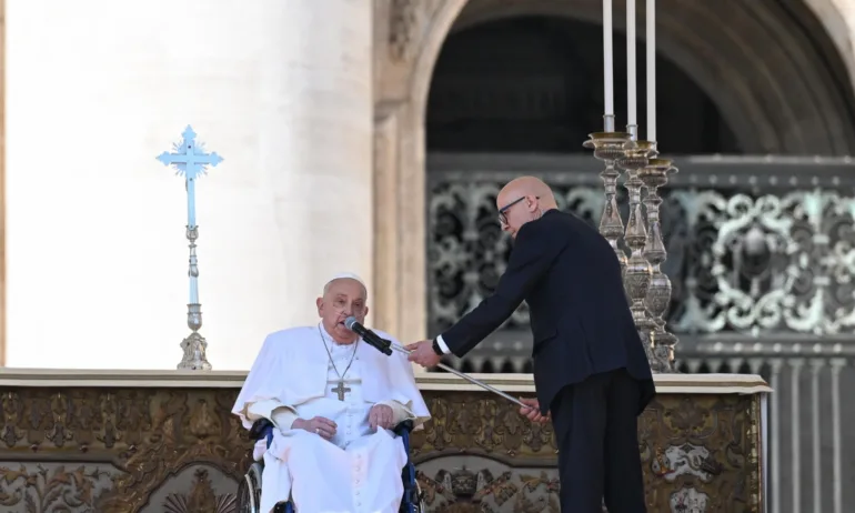 Папа Франциск с първа публична поява след изписването от болницата - Tribune.bg