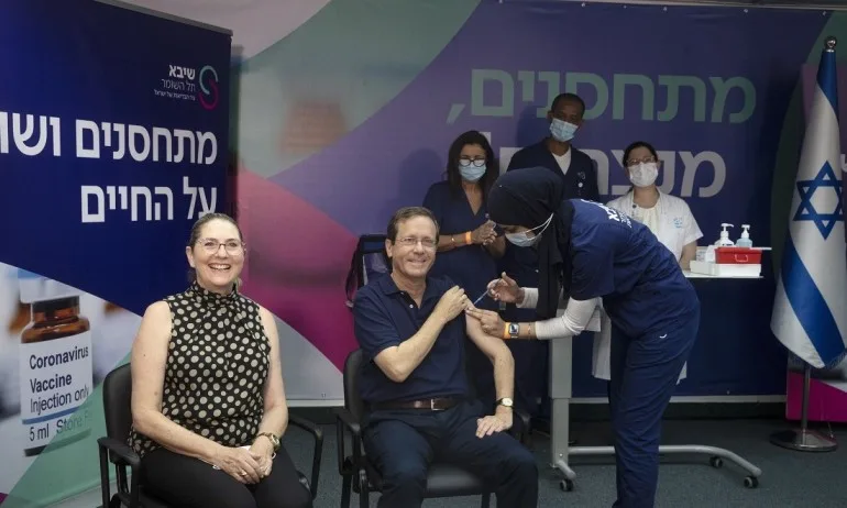Израелският президент получи трета доза от ваксината Пфайзер/Бионтех - Tribune.bg