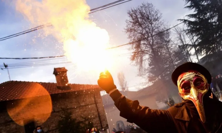 Подпалвачите на българското знаме със солени глоби в РС Македония - Tribune.bg