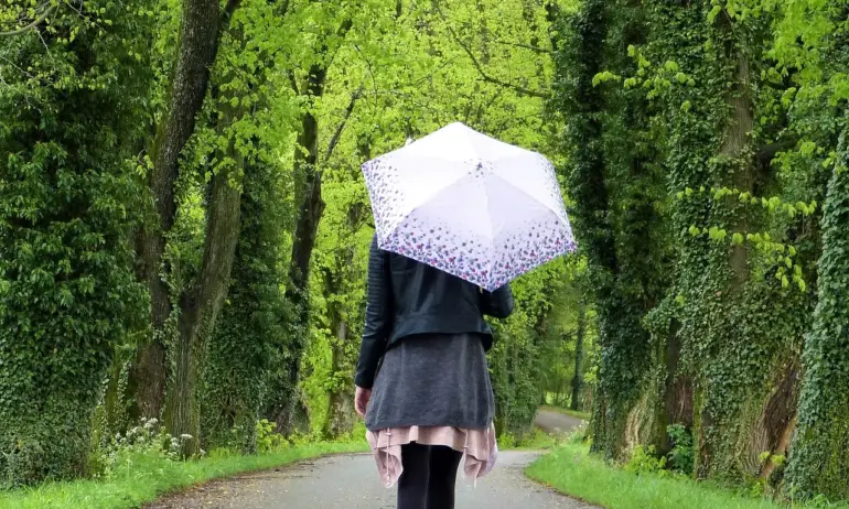 Облачно и дъждовно, температурите падат - Tribune.bg