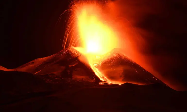 Изригването на вулкан в Индонезия взе най-малко 11 жертви - Tribune.bg