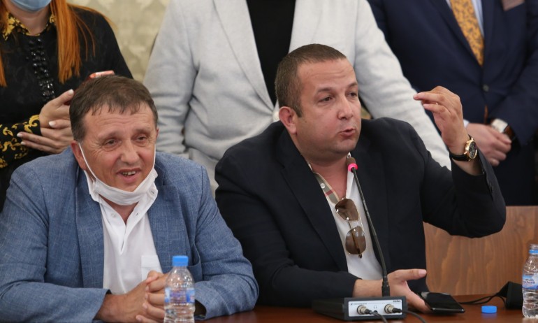 Една година проверки след пушилката Илчовски в НС: КФН и НАП не откриха нищо - Tribune.bg