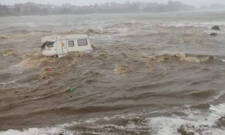 Евакуират Нестинарка, Арапя и Лозенец - Tribune.bg
