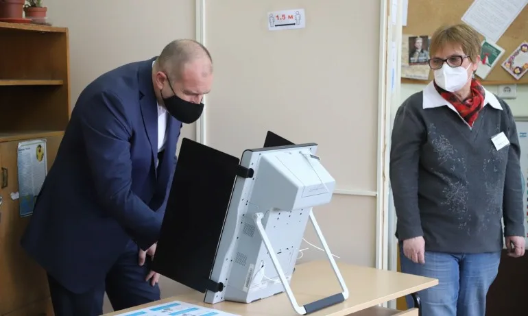 С начални затруднения, но все пак успешно, Радев гласува машинно - Tribune.bg