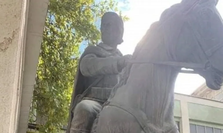 Каракачанов към Скопие: ВМРО сме готови да изкупим махнатия паметник на Борис Сарафов, за да не бъде претопен - Tribune.bg