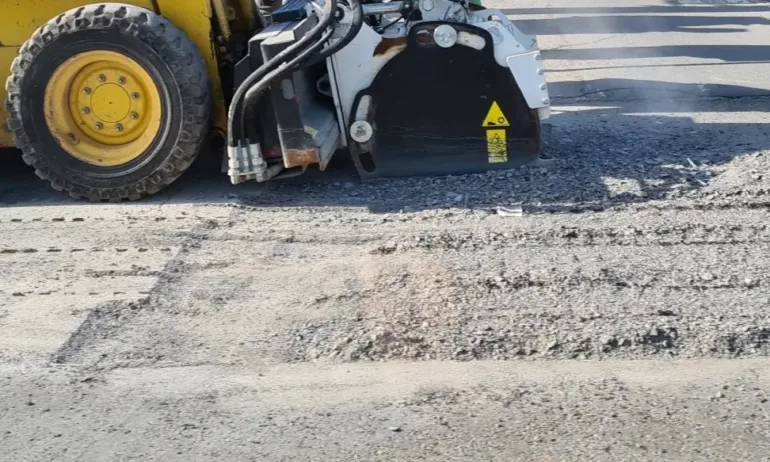 Асфалтът е поскъпнал двойно, оскъпяват се и пътните ремонти - Tribune.bg