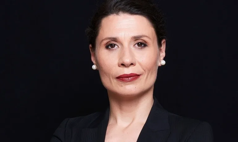 Нова депутатка търси дрехи в страници за споделено пазаруване, дебело подчертава, че са за парламента - Tribune.bg