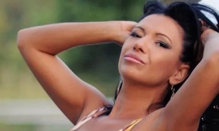 Анита Мейзер в болница заради спукан силикон, събира средства за операция - Tribune.bg