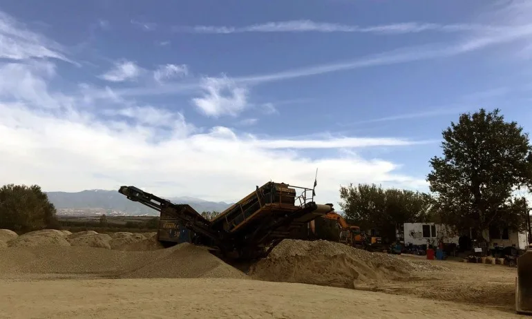 Разкриха незаконен добив на инертни материали от река Струма - Tribune.bg