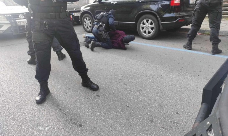 Арестуваха мъж в Бургас, забивал кирки в автомобили на украинци - Tribune.bg