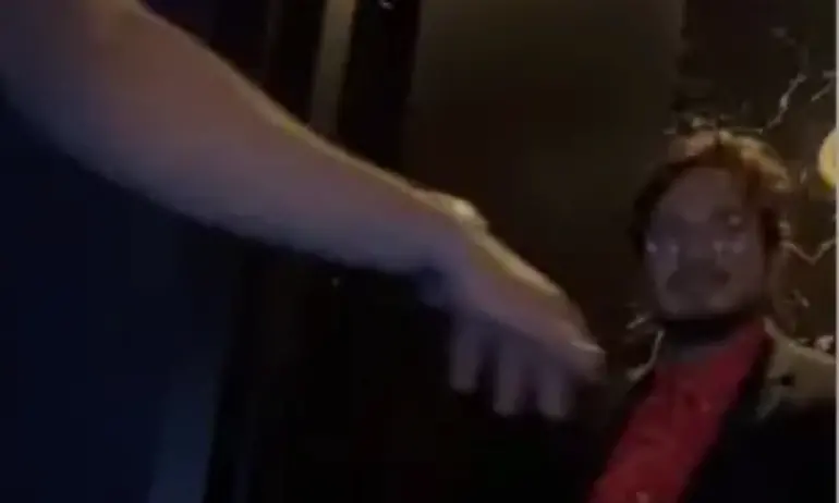 Шефът на ВиК излиза с друг мъж от тоалетната (ВИДЕО) - Tribune.bg