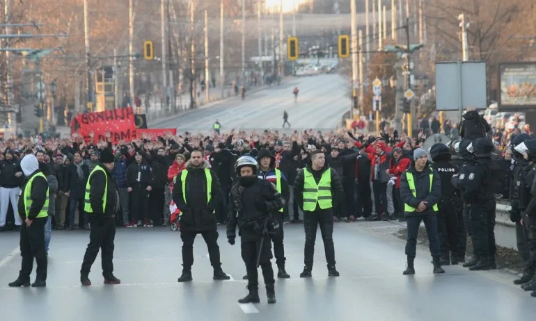 Двама полицаи пострадаха в меле между фенове на Левски - Tribune.bg