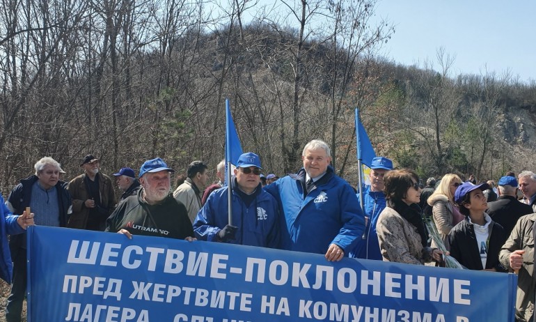 СДС с традиционно шествие в памет на жертвите на коминустическия лагер на смъртта край Ловеч - Tribune.bg