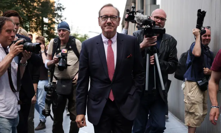 Кевин Спейси се просълзи, след като беше признат за невинен в сексуално посегателство срещу четирима мъже - Tribune.bg