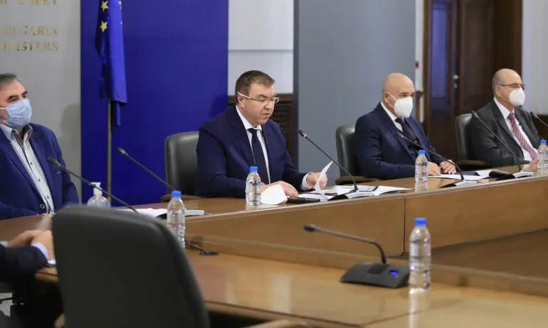 Планът за ваксиниране: България в 6 региона, първи са лекари, учители, възрастни и хронично болни - Tribune.bg