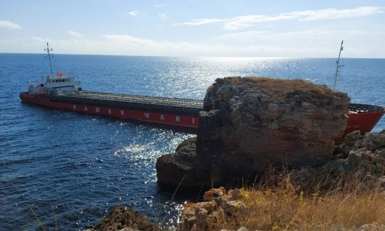 Има замърсяване на морската вода от товара на заседналия кораб - Tribune.bg